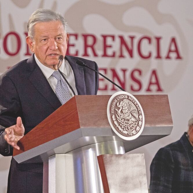 El presidente Andrés Manuel López Obrador negó que las investigaciones que se realizan por posible conflicto de interés al comisionado de la CRE, estén relacionadas con las críticas que hizo sobre las ternas que el Ejecutivo mandó al Senado. GALO CAÑAS.