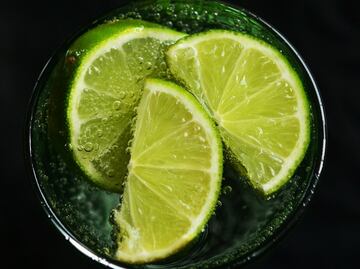 ¿Para qué sirve agua mineral con limón?