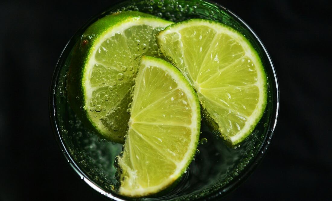 Beneficios del agua mineral con limón. Foto: Pexels
