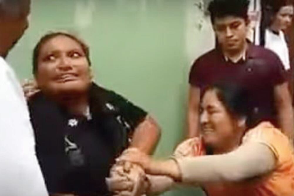 Agresión. El titular de la SSP calificó de “show ” la resistencia de las tres mujeres a ser detenidas (TOMADA DE VIDEO)