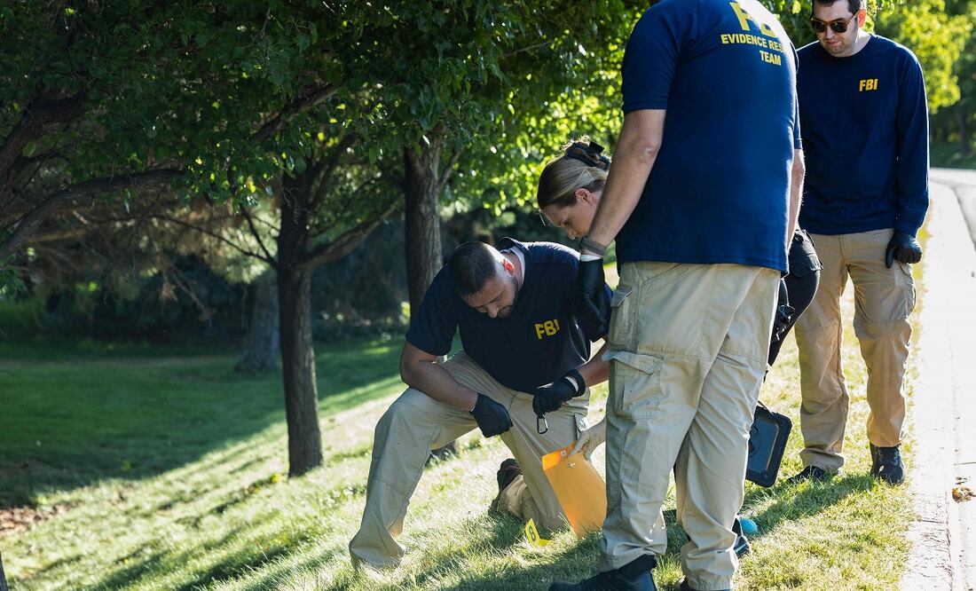 Autoridades, incluyendo miembros de un equipo forense del FBI, investigan la escena del crimen, un día después del asesinato del influencer Charlie Kirk, en Utah. FOTO: MELISSA MAJCHRZAK. AFP