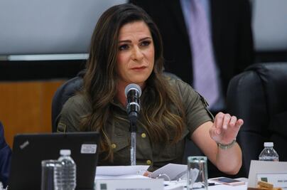 Ana Guevara se puso al lado del escritorio, no del atleta