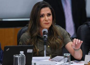 Ana Guevara se puso al lado del escritorio, no del atleta