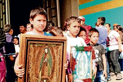 Sostienen la imagen con todas las fuerzas de sus pequeñas manos