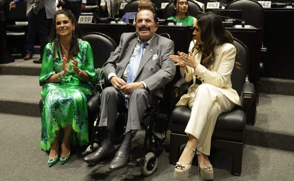 El licenciado Juan Francisco Ealy Ortiz, presidente ejecutivo de El Universal, visitó la Cámara de Diputados. Estuvo acompañado de su esposa Perla Diaz de Ealy y de su hija la diputada María Teresa Ealy. Foto: Carlos Mejía / EL UNIVERSAL