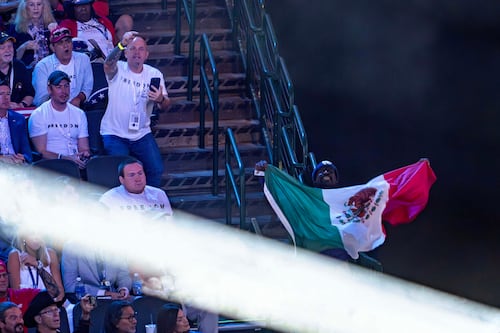 "Si tanto amas a México, mueve tu trasero hacia allá"; JD Vance arremete contra manifestante que ondeó bandera mexicana