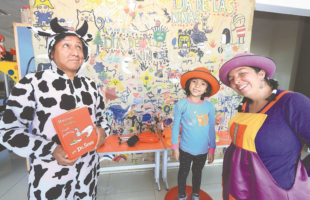 Junto con Martín también trabajan su pareja, Alethia Valdés (der.), y su hija, Devika, quienes se desempeñan como asistentes del “juglar contemporáneo”, reconocido por la OEA y la Red Internacional de Cuenta Cuentos en España. FOTOS: OMAR CONTRERAS