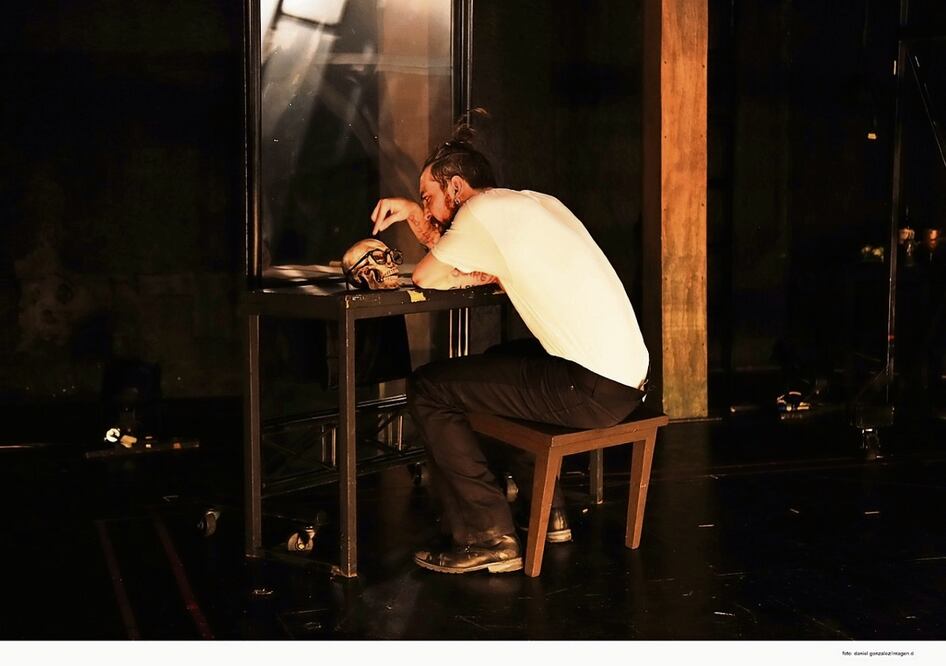 Escenas de Hamlet, que dirigió y adaptó Flavio González Mello en el Foro Sor Juana Inés de la Cruz del Centro Cultural Universitario en 2015 y que acaba de publicar en Una versión de Hamlet, una de las obras compiladas en Tres textos para la escena, que edita la UNAM. Foto: Daniel Gónzalez