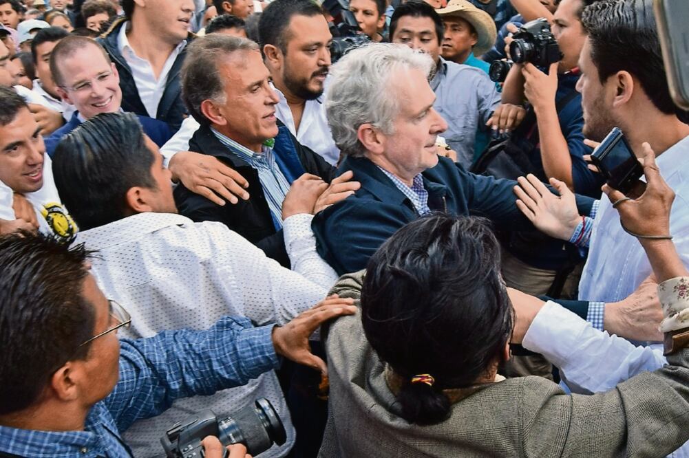 Integrantes del Movimiento de los 400 Pueblos agredieron el miércoles pasado al gobernador electo de Veracruz, Miguel Ángel Yunes; al líder nacional del PAN, Ricardo Anaya, y a Santiago Creel Miranda (PATRICIA MORALES. EL UNIVERSAL)