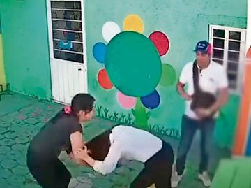Lo que sabemos sobre los padres que golpearon y encañonaron a maestra de kínder en Cuautitlán Izcalli