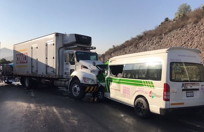 Camión del Oxxo y combi chocan en la autopista Chamapa-Lechería; reportan un muerto: FOTOS y VIDEO