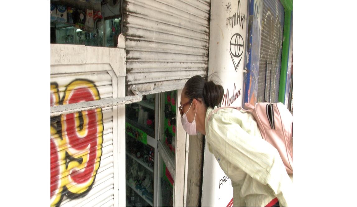 Por las nuevas restricciones que implica la Fase 3 de Covid-19, algunos comerciantes de la zona Centro de la Ciudad ofrecen sus servicios con carteles o le susurran a quienes vayan caminando sobre la banqueta. Fotos: DAVID SÁNCHEZ. EL UNIVERSAL