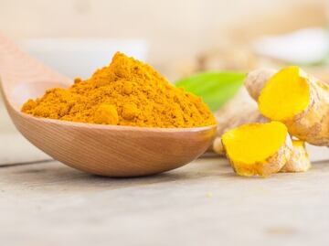 Por qué no debes comer cúrcuma a diario