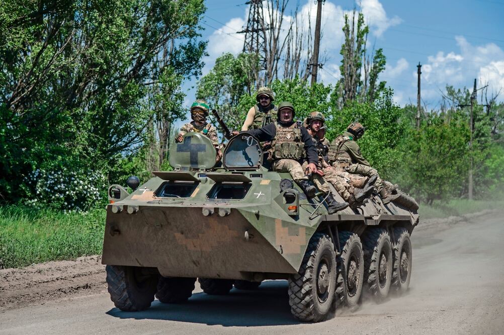 Militares ucranianos a bordo de un blindado cerca de la región de Donetsk, en la que se realiza una contraofensiva contra las tropas rusas, Foto: AP