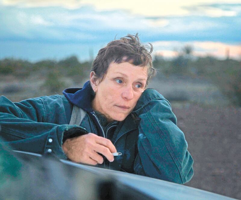 Nomadland, que compite por Película y Dirección, describe el viaje de una mujer por EU en busca de empleo. Foto. Highwayman Films