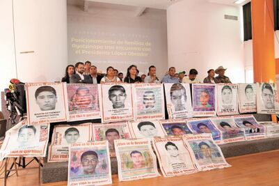 Por omisiones, van tras exservidores en caso Ayotzinapa