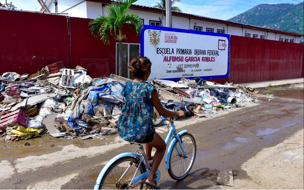 A tres semanas del paso del huracán John por la costa de Guerrero, ayer se reanudaron las clases en el puerto de Acapulco, que fue seriamente afectado por la tormenta. Foto: cuartoscuro.com