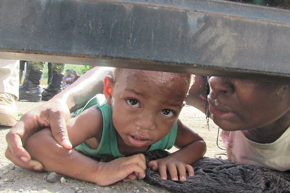 La imagen del Fabiola y su hijo Pablo Andrés es un reflejo de la dramática situación que viven los migrantes detenidos en Chiapas. Foto/MA. DE JESÚS PETERS. EL UNIVERSAL