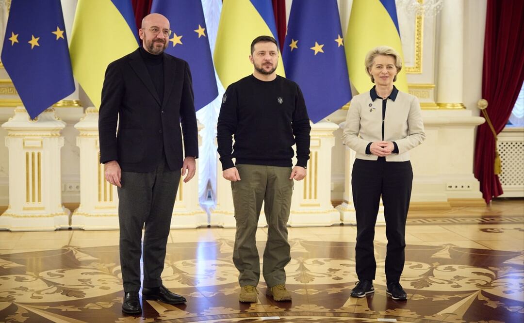 El presidente del Consejo Europeo, Charles Michel, el presidente de Ucrania, Volodymyr Zelensky, y la presidenta de la Comisión Europea, Ursula von der Leyen, durante una cumbre UE-Ucrania en Kiev. FOTO: EFE