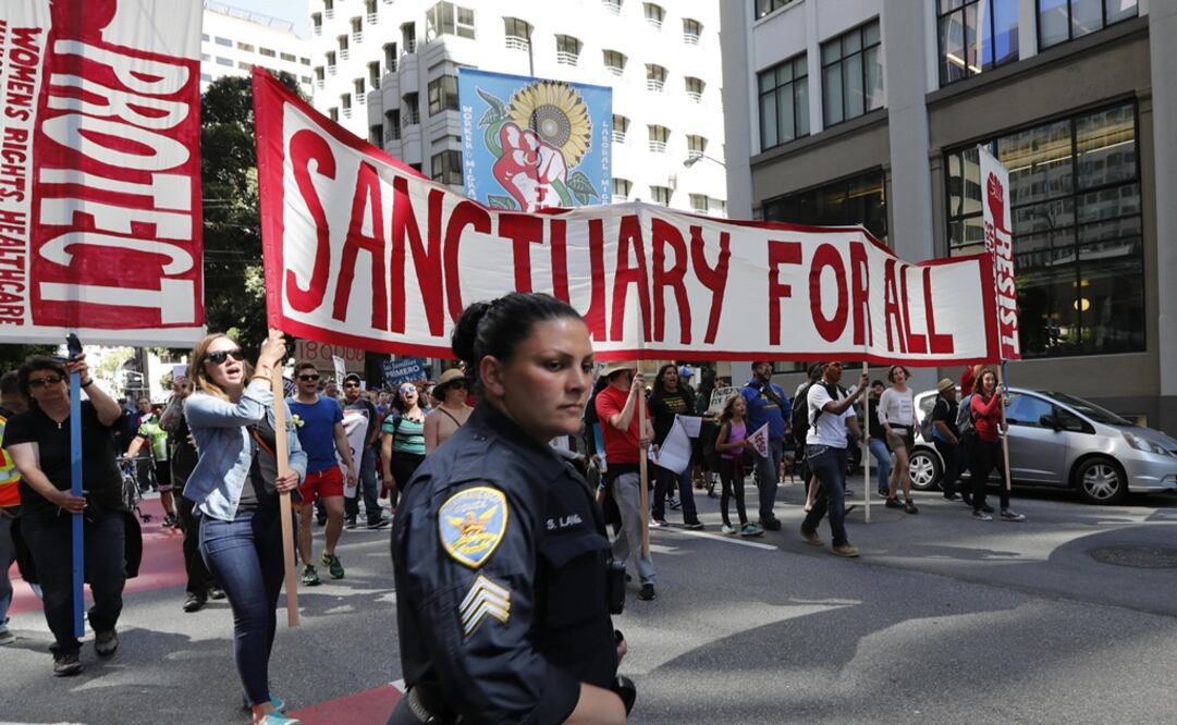 Varias personas participan en una manifestación en contra de la política de inmigración del gobierno junto al centro del Servicio de Inmigración y Aduanas (ICE) en San Francisco, California (Foto: EFE)