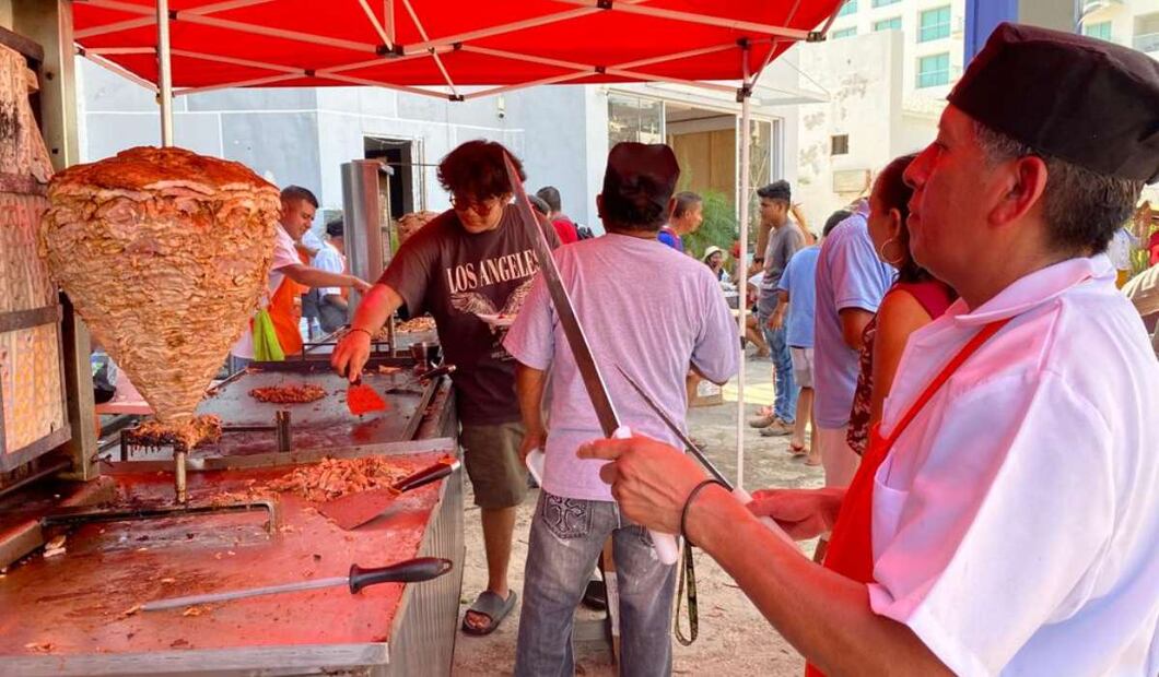 Taquería Don Rey da “un taco de solidaridad” a los damnificados de Guerrero. Foto: Valente Rosas. EL UNIVERSAL