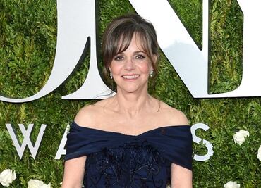 Famosas desfilan por alfombra roja de los Tony 2017