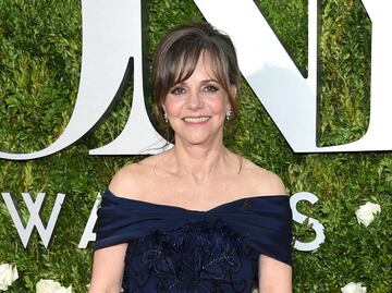 Famosas desfilan por alfombra roja de los Tony 2017