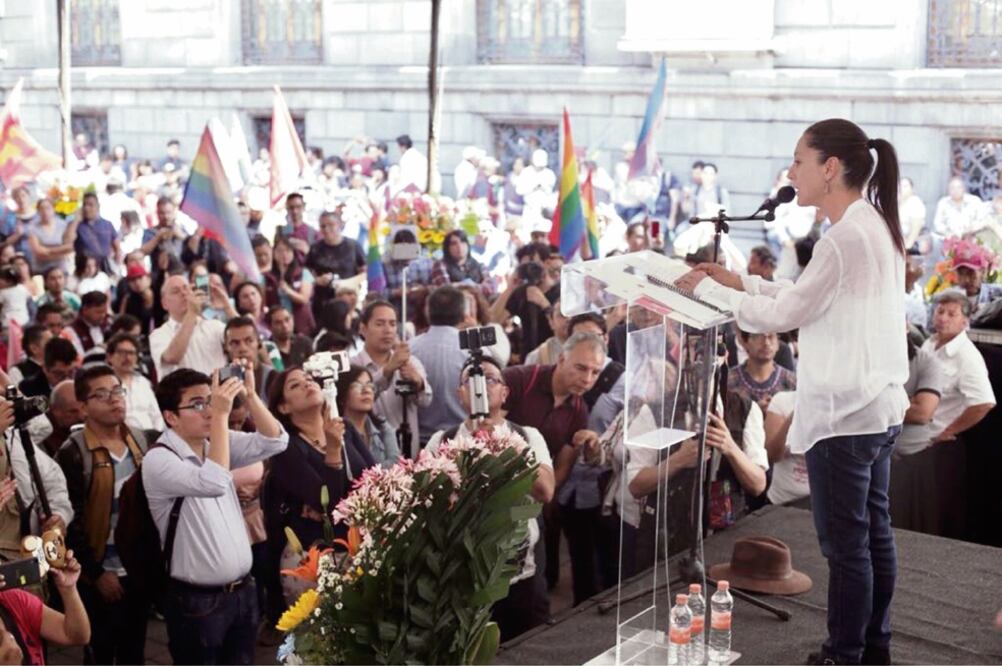En la Plaza Tolsá, Claudia Sheinbaum firmó una lista de compromisos para atender con la población LGBTTTI en caso de ganar la elección, como fortalecer la procuración de justicia para combatir los crímenes por homofobia (ESPECIAL)