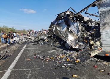 Tras choque, pobladores hacen rapiña de despensas en Culiacán