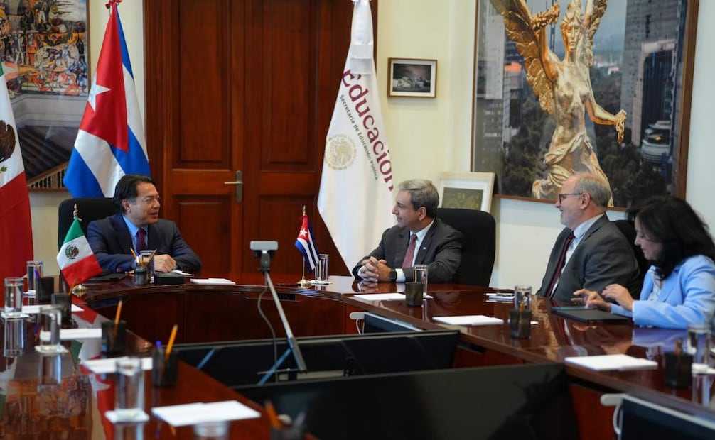 Mario Delgado con Walter Baluja García, Ministro de Educación Superior de Cuba. Foto: Especial