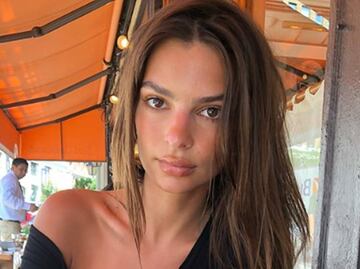 Emily Ratajkowski se borra el pezón en sexy foto