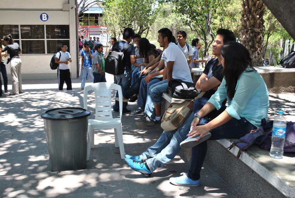 Gobiernos estatales van a enfrentar presiones sobre sus finanzas por los crecientes pasivos en pensiones de las universidades públicas, advierte la calificadora Moody (ARCHIVO. EL UNIVERSAL)