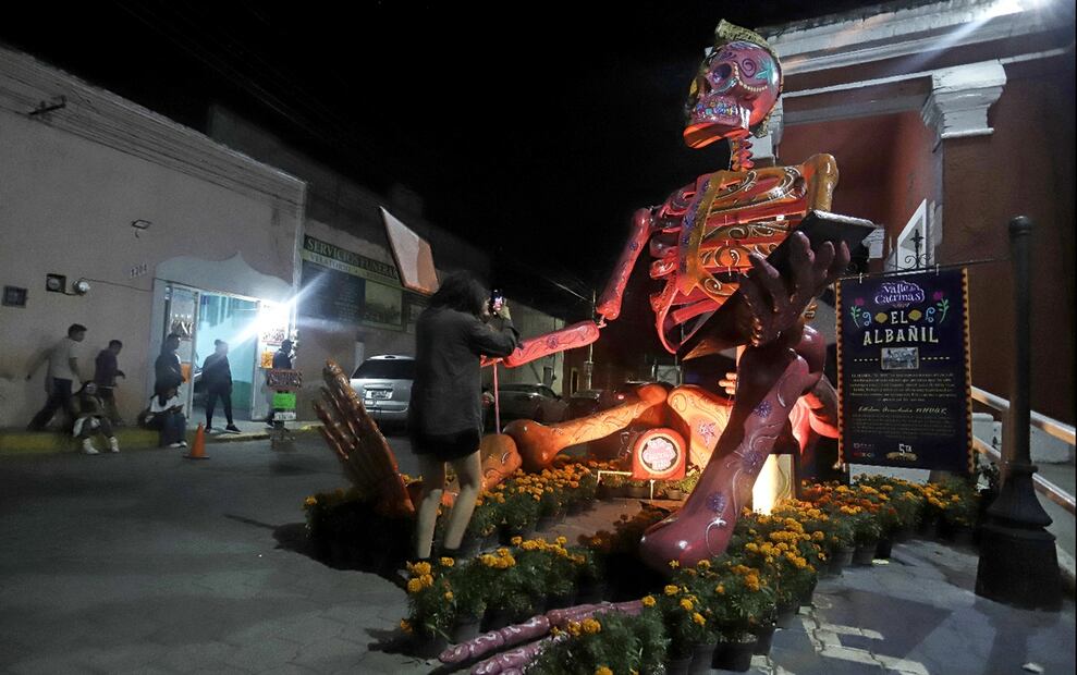 Habitantes del Valle de Catrinas, en el municipio de Atlixco, presentan 17 calaveras monumentales que representan a todas las personas que han fallecido y se dedicaban a oficios tradicionales en México, el 28 de octubre de 2025. Foto: EFE