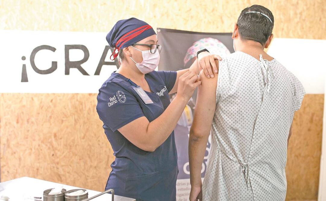 Antes de recibir la dosis, los voluntarios reciben información de los efectos adversos que han presentado otras personas. Foto: Mario Arturo Martínez. EL UNIVERSAL