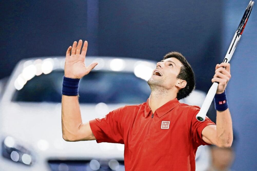 Novak Djokovic cedió el primer set ante Mischa Zverev, proveniente del torneo de calificación. (FOTO: ALY SONG. REUTERS)