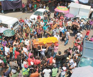 Decenas acuden a velorios y sepelios en Guerrero