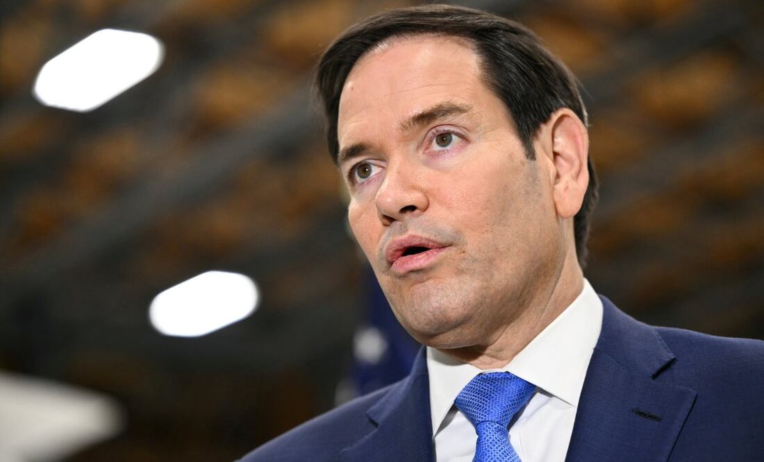 El secretario de Estado estadounidense, Marco Rubio, habla con periodistas que lo acompañan en el Aeropuerto Internacional John C. Munro de Hamilton, Ontario, Canadá, el 12 de noviembre de 2025, tras la reunión de ministros de Relaciones Exteriores del G7. Foto: AP