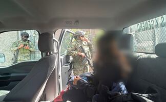 Hallan a bebé recién nacido abandonado en una banqueta en Ecatepec; resguardan a su madre adolescente 
