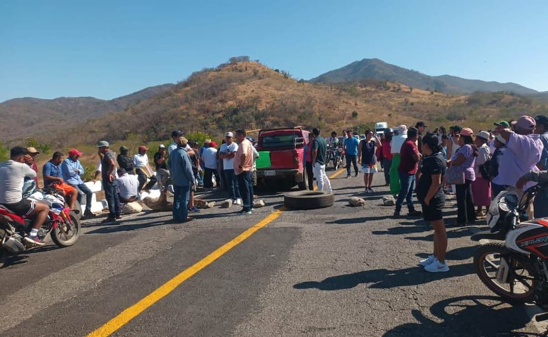 Productores de ajonjolí bloquean carretera de Oaxaca por segundo día consecutivo; exigen mejores precios ante intermediarios.
Foto: Especial.