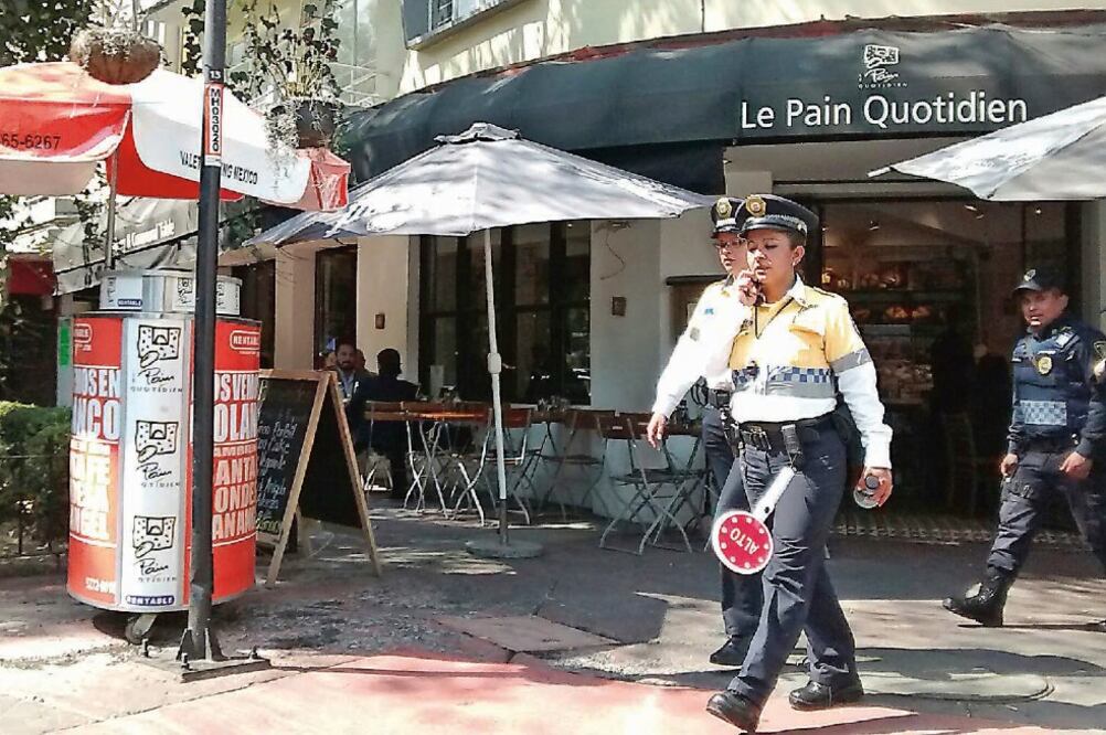 En Polanco se observaron recorridos frecuentes de patrullas y elementos a pie para inhibir el mal uso de la zona de parquímetros (GERARDO SUÁREZ. EL UNIVERSAL)