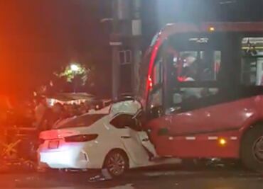 Fuerte choque entre Metrobús de la Línea 2 y un auto en la Narvarte deja un muerto