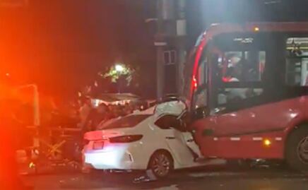 Fuerte choque entre Metrobús de la Línea 2 y un auto en la Narvarte deja un muerto