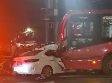Fuerte choque entre Metrobús de la Línea 2 y un auto en la Narvarte deja un muerto