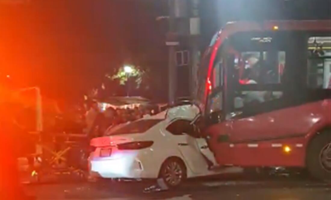 Un automóvil blanco y una unidad del Metrobús implicados en un grave accidente en la colonia Narvarte. Foto: Tomada del video