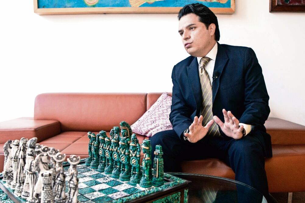 El senador Zoé Robledo afirma que PRI y PVEM tratan de dejar en la voluntad de los funcionarios la decisión de si sus declaraciones se hacen públicas o no (ARCHIVO. EL UNIVERSAL)