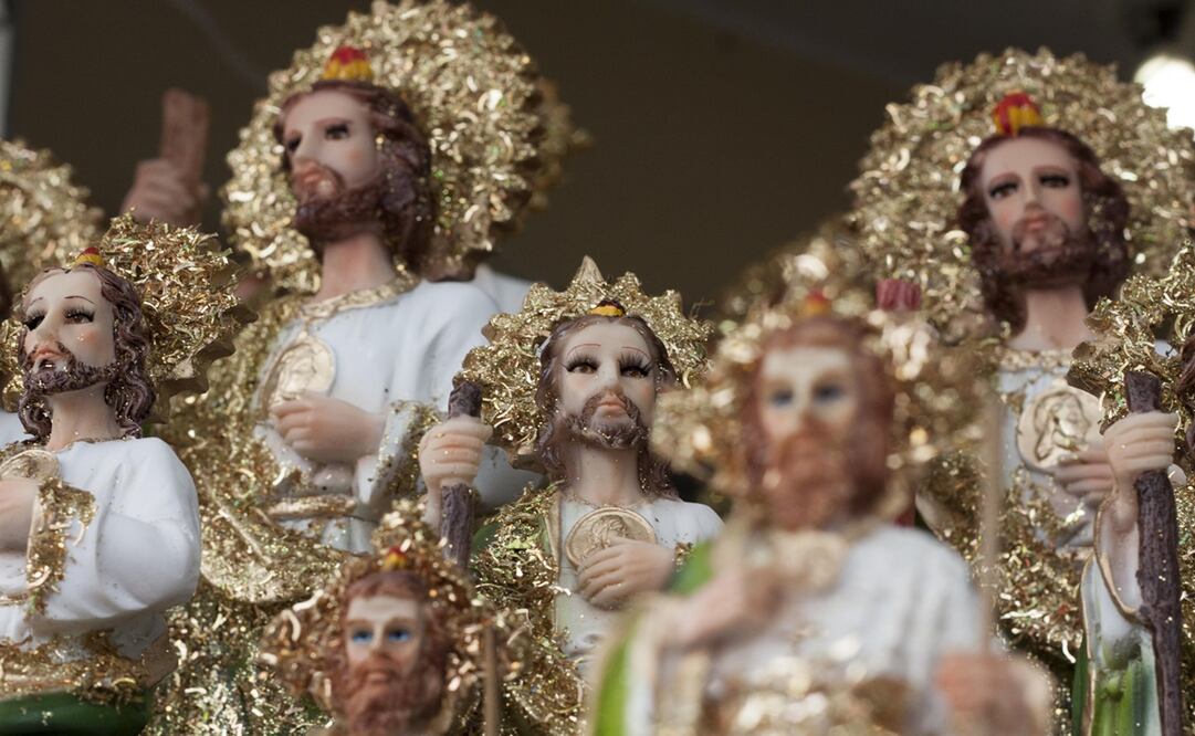Figuras de San Judas Tadeo, el "Santo de las causas difíciles" - Foto: Julio César Aguilar/EL UNIVERSAL