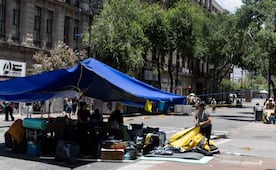 Maestros de la CNTE liberan espacios del Centro Histórico poco a poco; "qué bueno que se van, fue un mes bien duro", dicen comerciantes
