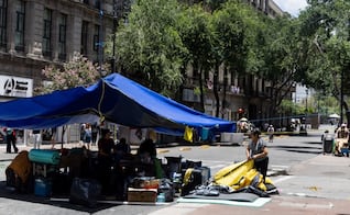 Maestros de la CNTE liberan espacios del Centro Histórico poco a poco; "qué bueno que se van, fue un mes bien duro", dicen comerciantes