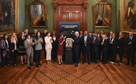 Sheinbaum recibe la Copa Mundial en Palacio Nacional; da la bienvenida a Infantino y a representantes confederaciones