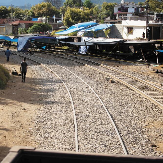 En los municipios de Uruapan (imagen) y Pátzcuaro, integrantes del Frente Nacional de Lucha por el Socialismo continúan obstruyendo el paso del tren. RODOLFO AYALA. EL UNIVERSAL